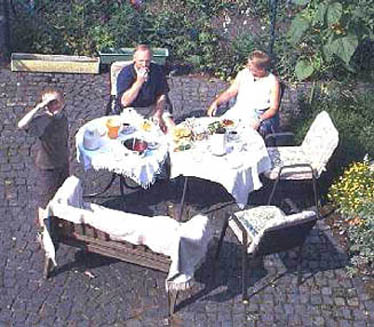 Und zum Kaffeetrinken war die Tante da!